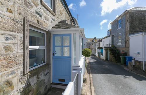 St Ives Cottage | 85 Back Road East, Downalong, St Ives – Sleeps 4 – Courtyard - Fisherman’s Cottage