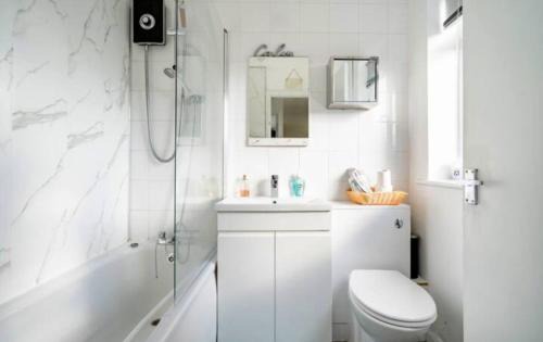 Ascot Apartment | A Home from Home -2 Bed Flat & Free Driveway Parking