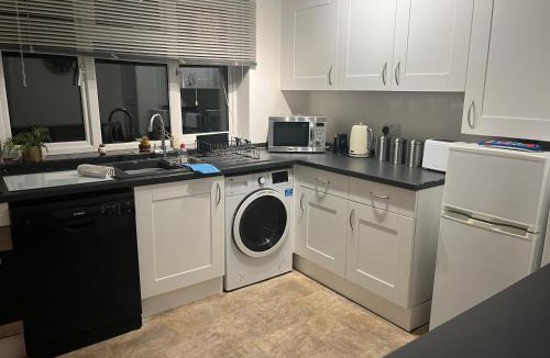 Ascot Apartment | A Home from Home -2 Bed Flat & Free Driveway Parking