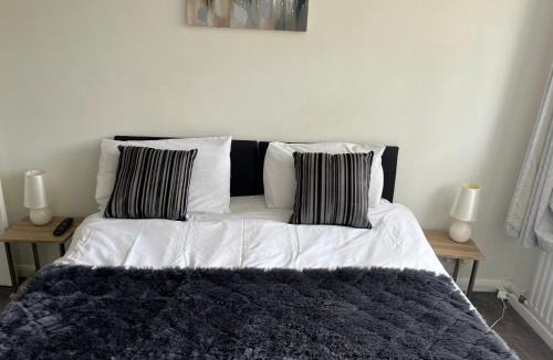 Ascot Apartment | A Home from Home -2 Bed Flat & Free Driveway Parking