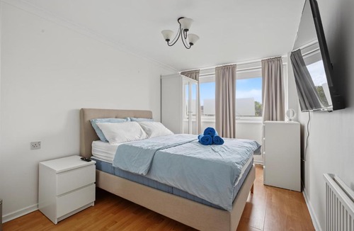 Syon Apartment | A modern, comfortable flat in West London near Kew Gardens
