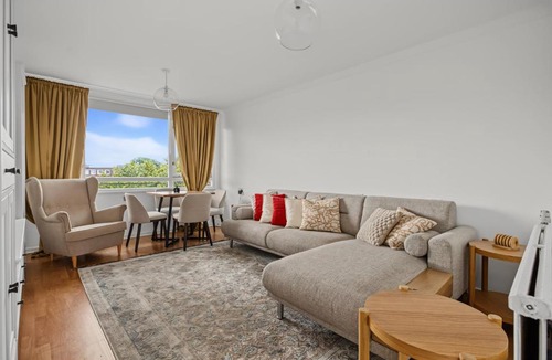 Syon Apartment | A modern, comfortable flat in West London near Kew Gardens