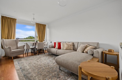 Syon Apartment | A modern, comfortable flat in West London near Kew Gardens