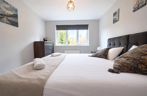 Larkhall House | A stunning And Slick Escape