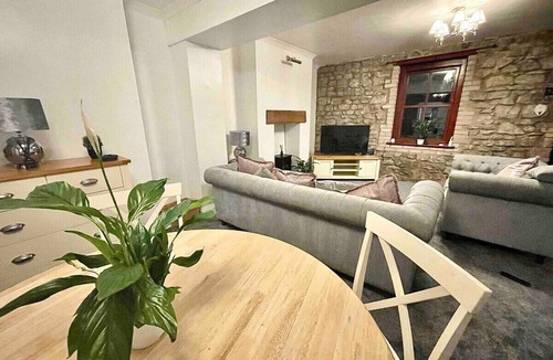 Llantarnam Cottage | A Superb Size Cottage By The Canal