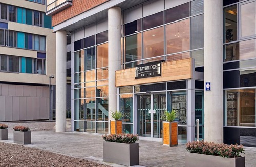 The Docks Apartment | Accessible King Studio w/Breakfast | Arena Nearby