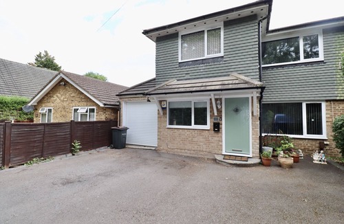 Runnymede Ski Chalet | Addlestone Spacious Four Bedroom House