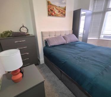 Middlesbrough House | Aire St Home Large Group Stay Fast A66 A19 Access