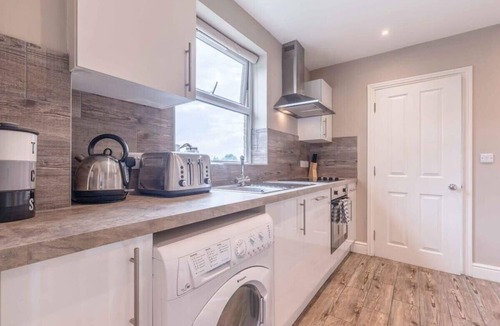 Windsor Apartment | Airy 1 Bed Windsor Apt w/Balcony - By Tempstay