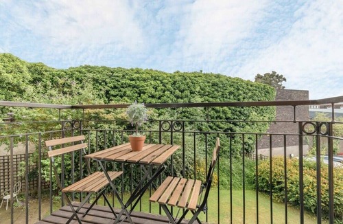 Windsor Apartment | Airy 1 Bed Windsor Apt w/Balcony - By Tempstay