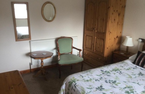 New Forest District Bed & Breakfast | Albertine ,A warm welcome awaits you ,Offering en-suite room only accommodation,Ideal location for Solent Way ,High Street ,Isle of Wight ,New Forest