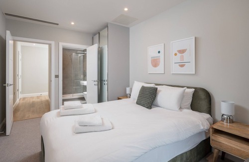 Nine Elms Apartment | ALTIDO 3-bed flat w/terrace in Nine Elms