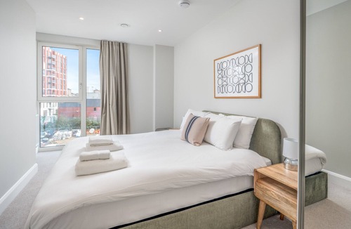 Nine Elms Apartment | ALTIDO 3-bed flat w/terrace in Nine Elms