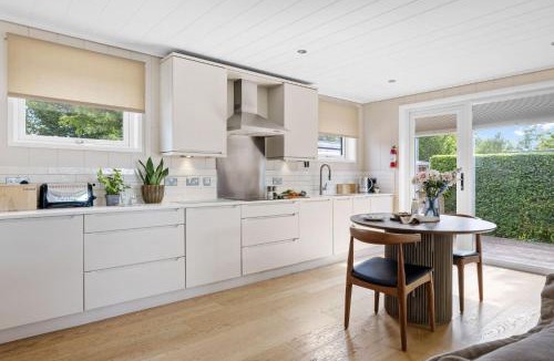 Cheddar House | Amber Lodge, Strawberryfield Park - Hot Tub - Free WiFi & Parking