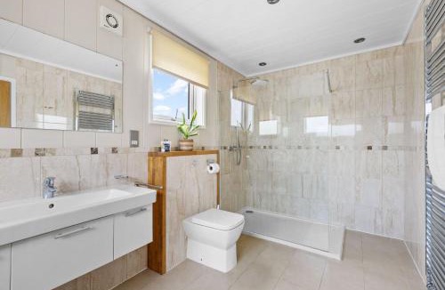 Cheddar House | Amber Lodge, Strawberryfield Park - Hot Tub - Free WiFi & Parking