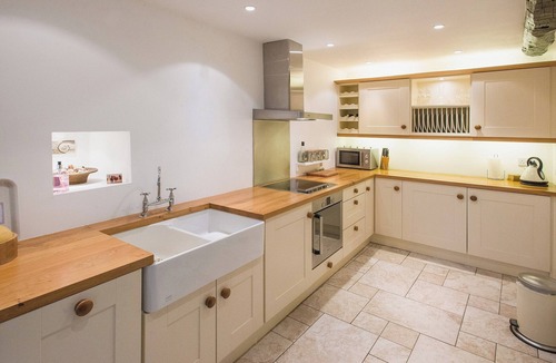 Middleham Cottage | An impressive cottage with beams and views of the Middleham Castle.