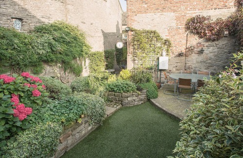 Middleham Cottage | An impressive cottage with beams and views of the Middleham Castle.