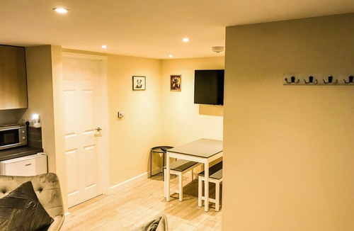 Blakeney Apartment | Apartment Sleeps 4 with Parking