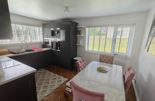 Clydebank Apartment | Apartment Sleeps 6 With Wifi