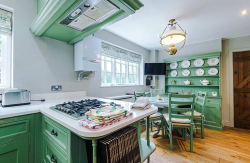 Nether Alderley House | Apple House | 4 Bed | Parking | Families & Groups