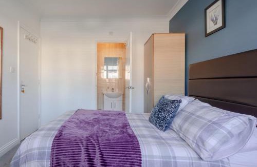 Queensbury House | Apple House Wembley -Double Room with Ensuite