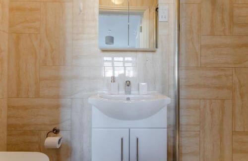 Queensbury House | Apple House Wembley -Double Room with Ensuite
