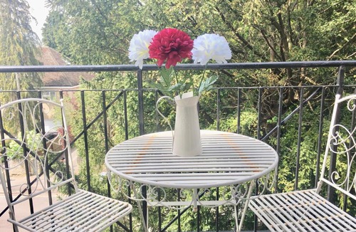 Cowley Apartment | Apple Perch 2BR Flat - Free Parking