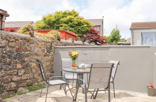 Lanner Cottage | APPLE TREE BUNGALOW, pet friendly, with a garden in Lanner