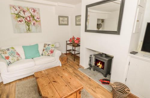 Broadway House | April Cottage