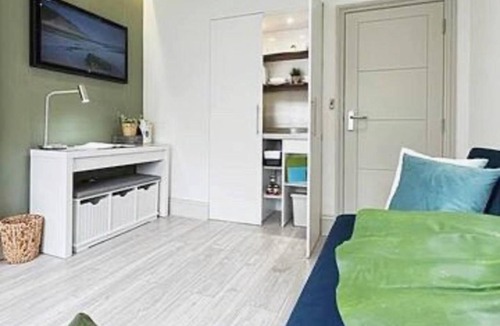 Hove Apartment | Apt 06 Stylish Studio steps from Beach, Cafe's & Bar's