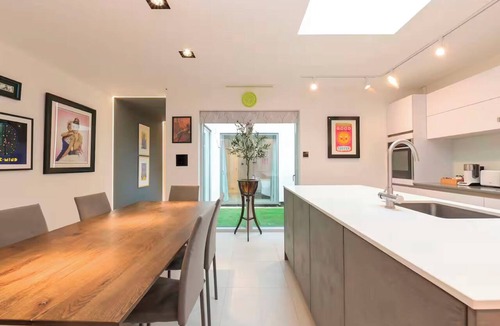 Chessington House | Architect-Designed Luxury Retreat, 3BR Chessington