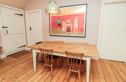 Bamburgh House | Armstrong Cottages No6