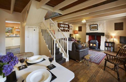 Llandyssiliogogo House | Arwel