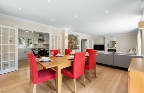 Sunninghill House | Ascot Haven: 4BR 2Bath FREE Spacious Priv Parking