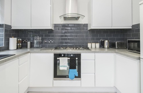 West Thurrock House | Attractive and Spacious 3 Bedroom House in Grays, Lakeside.