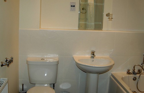 Sunbury on Thames Apartment | Attractive & comfortable apartment in Sunbury-On-Thames, West London