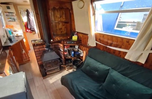 Stanstead Abbots Boat Rental | Back to basics onboard a boat