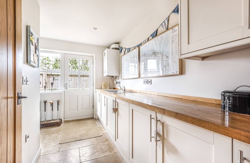 Docking Cottage | Badgets - sleeps 10 guests in 5 bedrooms