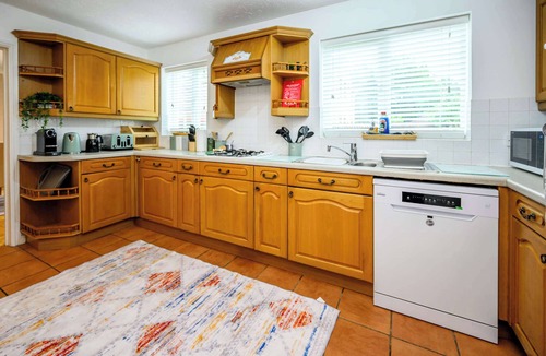 Bradley Stoke House | Baker's Bun - Sleeps 7 - Spacious Home - Parking & Garden - Bradley Stoke, Bristol