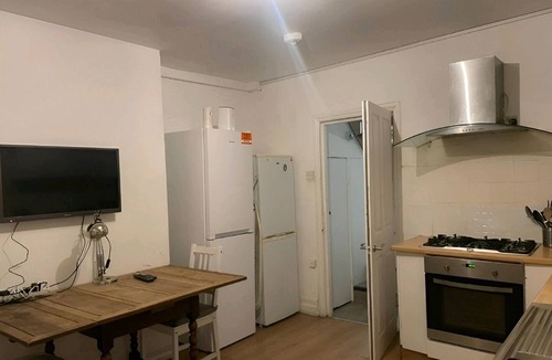 St. Leonard's Apartment | Balham, Spacious Apartment with Garden F1