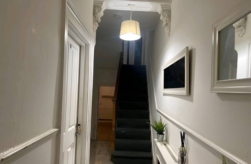 St. Leonard's Apartment | Balham, Spacious Apartment with Garden F1
