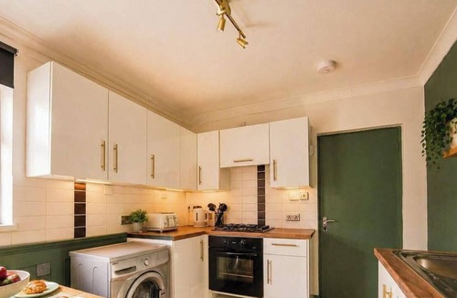 Penarth Apartment | Barret Flat, sleeps 4, central location, Penarth
