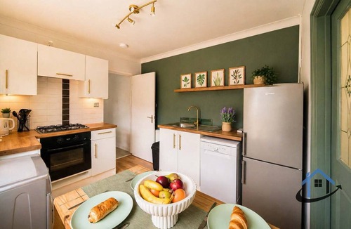 Penarth Apartment | Barret Flat, sleeps 4, central location, Penarth