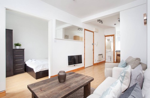 London City Centre Apartment | Basic Apartment for Two Amazing Location