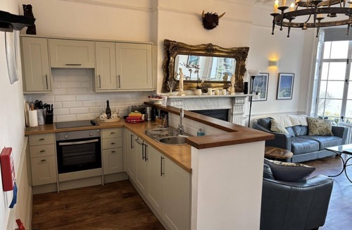 Lynton Apartment | Bayview Tower, Lynton