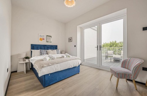 Barry Apartment | Beachfront 2-Bed Apartment on Barry Island