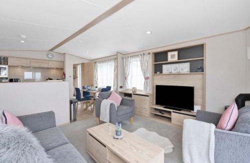 Cockburnspath House | Beachfront 2BR Lodge - Wi-Fi - Parking - Sleeps 6