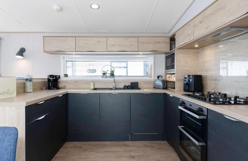 Cockburnspath House | Beachfront 2BR Lodge - Wi-Fi - Parking - Sleeps 6