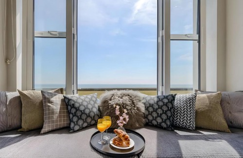 Littlestone-on-Sea Apartment | Beachfront Studio with Sea Views & AC, The Compact Coastal Crib