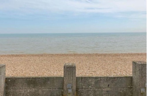 Littlestone-on-Sea Apartment | Beachfront Studio with Sea Views & AC, The Compact Coastal Crib